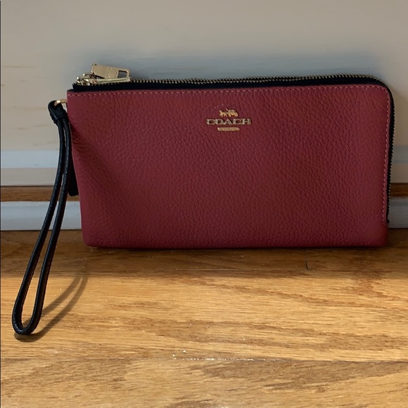 Coach Handbags - 👛Coach Double Zipper Large Wristlet 👛